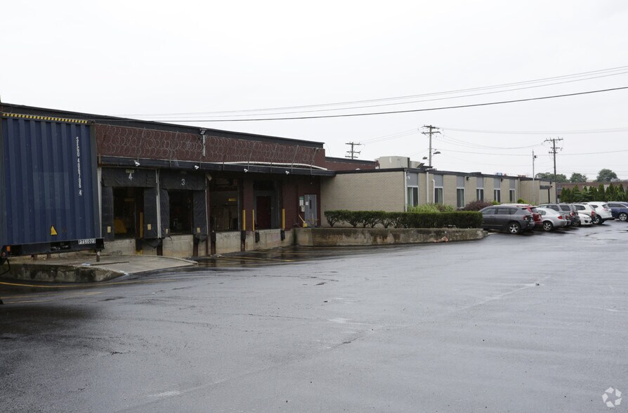 595 Broadhollow Rd, Farmingdale, NY à louer - Photo du bâtiment - Image 3 de 4
