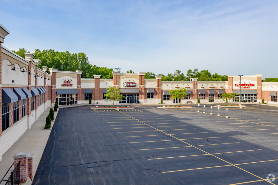 19555 W Bluemound Rd, Brookfield, WI for sale - Primary Photo - Image 1 of 1