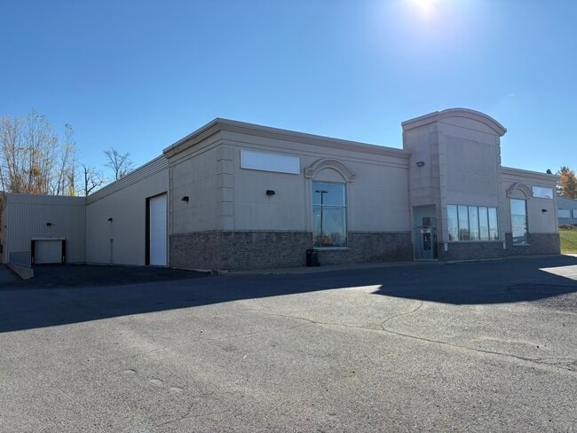Plus de détails pour 2747 Chamberland St, Clarence-Rockland, ON - Commerce de détail à vendre