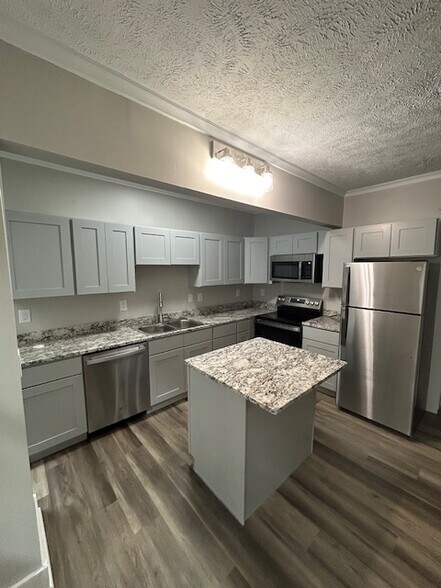 549 Logan St SE, Grand Rapids, MI à vendre - Photo du bâtiment - Image 2 de 12
