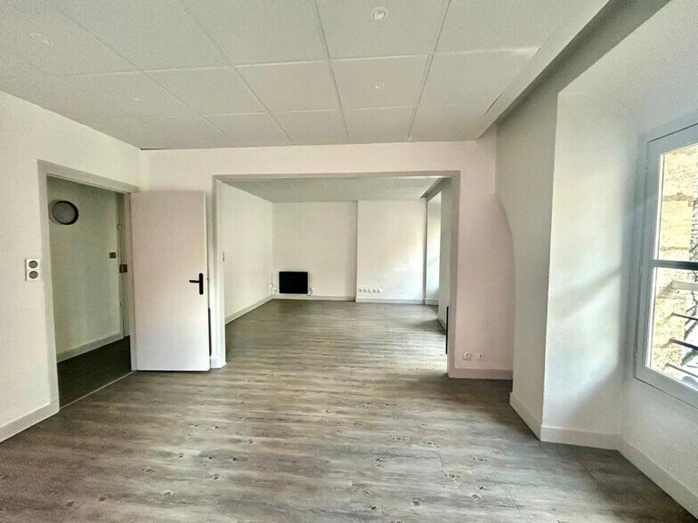 Office in Bordeaux for lease - Interior Photo - Image 1 of 6