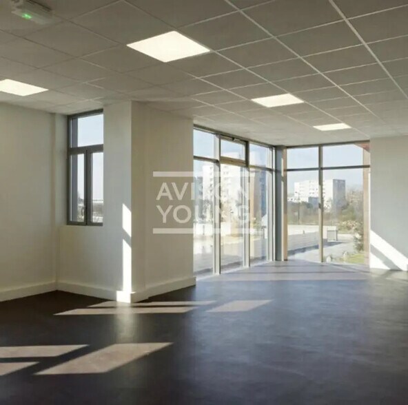 Flex in Le Blanc-Mesnil for lease - Interior Photo - Image 3 of 4