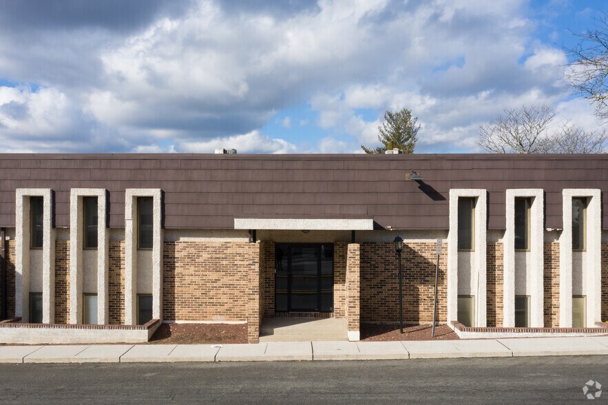 743 Northfield Ave, West Orange, NJ à louer - Photo du bâtiment - Image 3 de 3