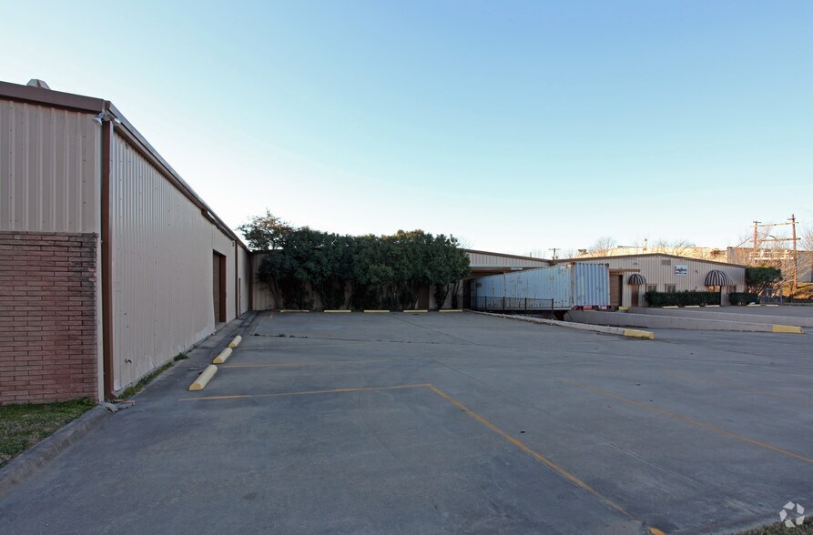 2202 E Union Bower Rd, Irving, TX à louer - Photo du bâtiment - Image 3 de 8