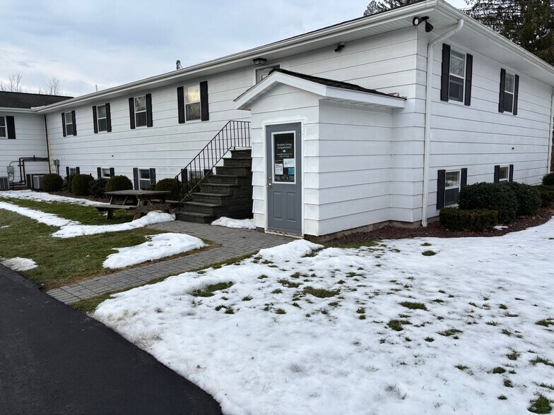 22-26 Watkins Ave, Oneonta, NY à louer - Photo du bâtiment - Image 2 de 7