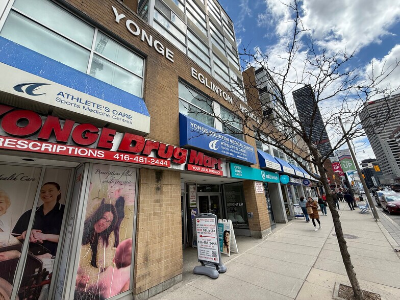2401 Yonge St, Toronto, ON à louer - Photo principale - Image 1 de 8