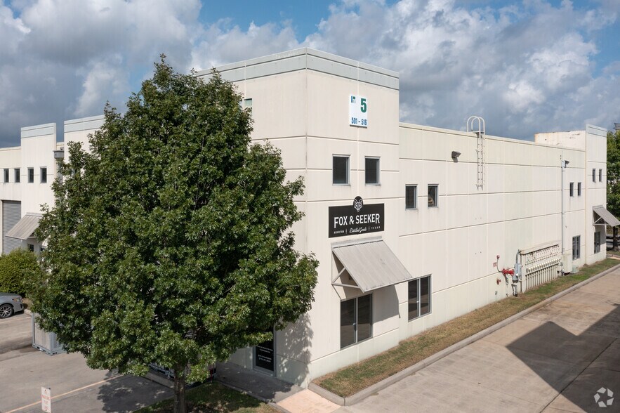5750 N Sam Houston Pky E, Houston, TX à louer - Photo du bâtiment - Image 3 de 6