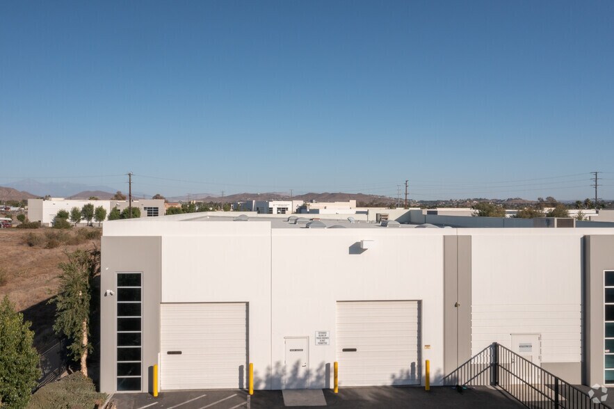 10266-10270 Birtcher Dr, Jurupa Valley, CA à vendre - Photo du bâtiment - Image 3 de 6