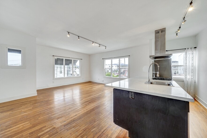 1216 N Kenmore Ave, Los Angeles, CA for sale - Building Photo - Image 2 of 17