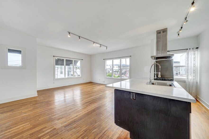 1216 N Kenmore Ave, Los Angeles, CA à vendre - Photo du bâtiment - Image 2 de 17