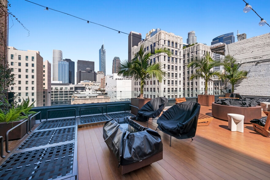 718 S Hill St, Los Angeles, CA for lease - Building Photo - Image 2 of 5