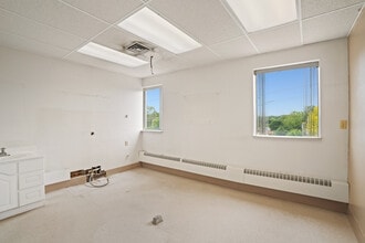 10625 W North Ave, Milwaukee, WI à louer Photo du bâtiment- Image 2 de 4