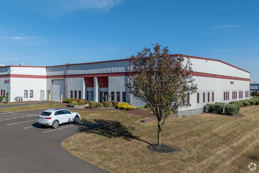 903 Sheehy Dr, Horsham Township, PA à louer - Photo du bâtiment - Image 1 de 13