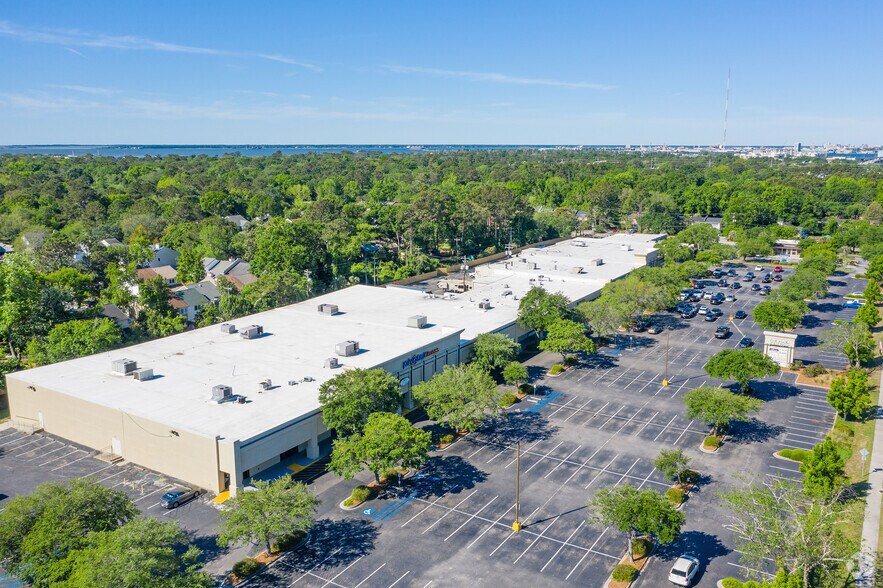 603 Johnnie Dodds Blvd, Mount Pleasant, SC à louer - Photo du bâtiment - Image 1 de 8