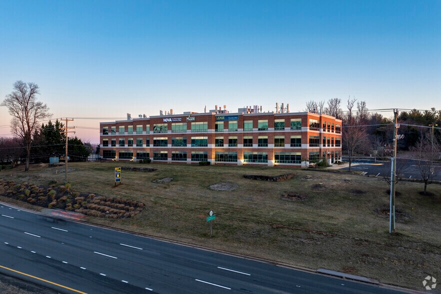 21335 Signal Hill Plaza, Sterling, VA à vendre - Photo du bâtiment - Image 3 de 13