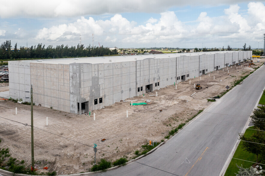 10900 NW 146th St, Hialeah Gardens, FL for lease - Building Photo - Image 1 of 8