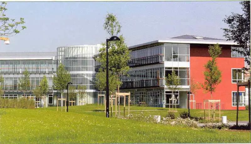 2 Rue René Caudron, Voisins-le-Bretonneux à louer - Photo du bâtiment - Image 1 de 8