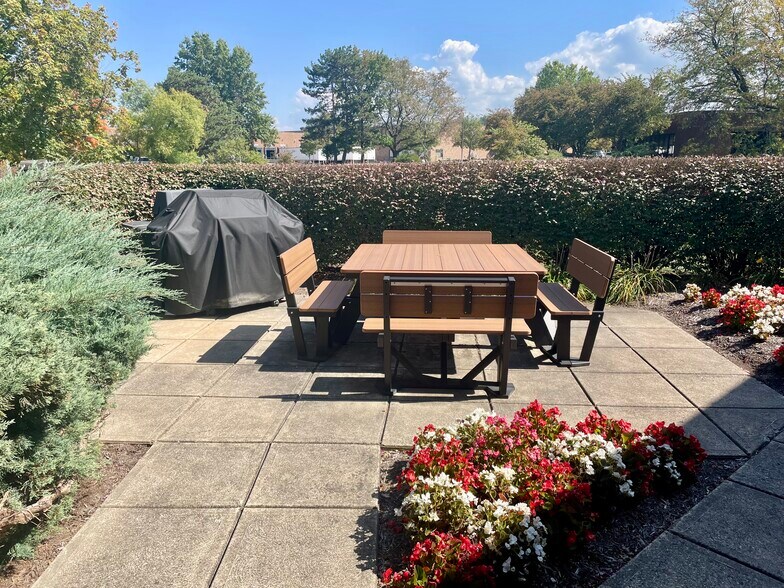 7660-7670 Tyler Blvd, Mentor, OH à louer - Photo du bâtiment - Image 2 de 6