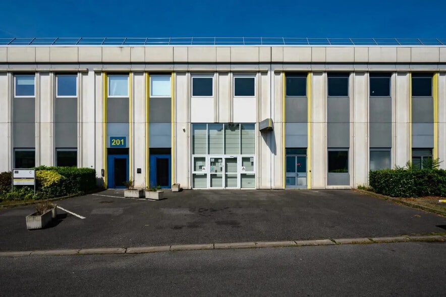 Flex in Gennevilliers for lease - Building Photo - Image 2 of 10