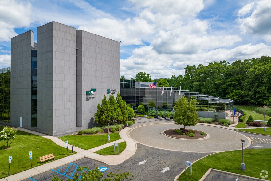 56 Livingston Ave, Roseland, NJ à louer - Photo du bâtiment - Image 1 de 6
