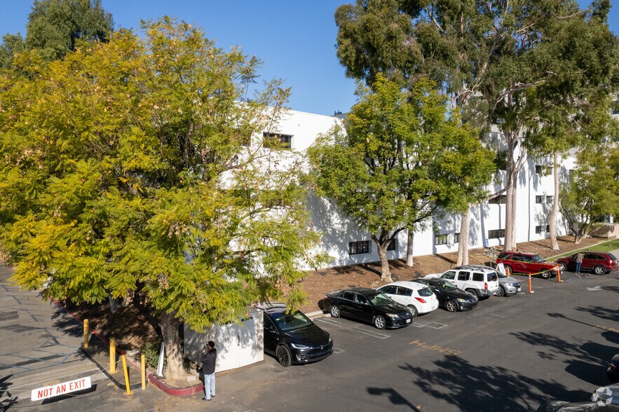 15211 Vanowen St, Van Nuys, CA à louer - Photo du bâtiment - Image 3 de 6