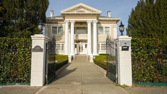 Also know as the Goosen Mansion - Parc de stationnement couvert