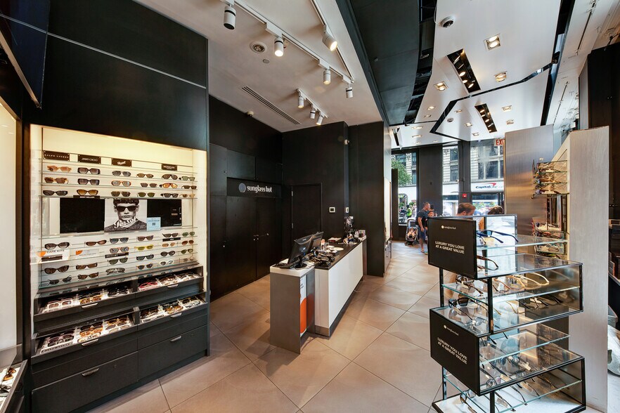 1313 Broadway, New York, NY à louer - Photo du bâtiment - Image 3 de 7