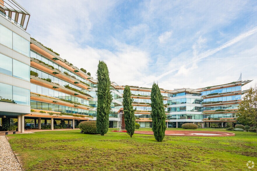 Avinguda Alcalde Barnils, 68, Sant Cugat del Vallès, Barcelona à louer - Photo du bâtiment - Image 3 de 4