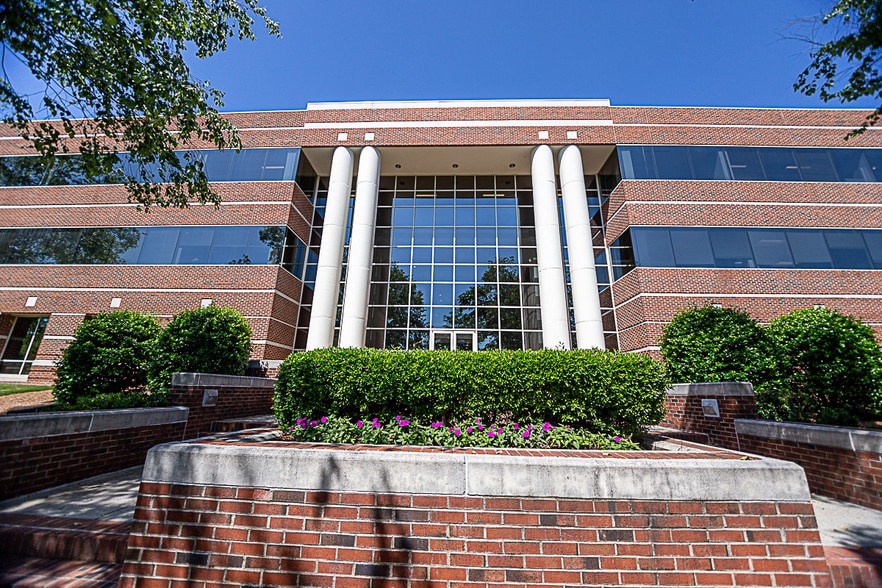 6320 Quadrangle Dr, Chapel Hill, NC à louer - Photo du bâtiment - Image 2 de 6