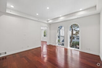 1112 N Sherbourne Dr, West Hollywood, CA for lease Interior Photo- Image 2 of 24