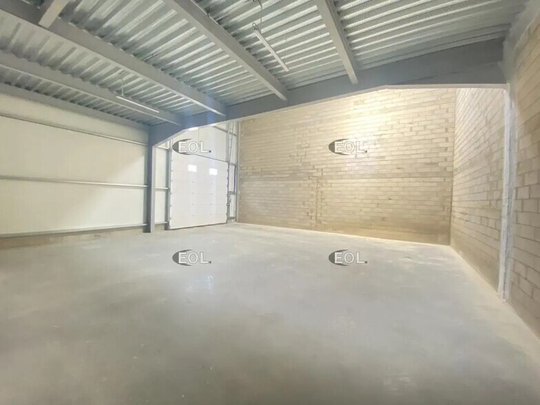 Flex in Coignières for lease - Interior Photo - Image 2 of 5