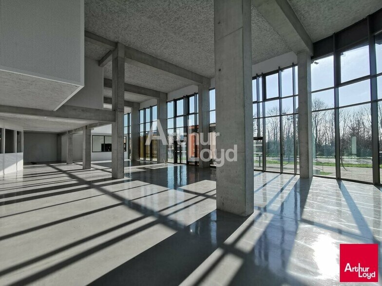Retail in Cesson-Sévigné for lease - Building Photo - Image 2 of 6