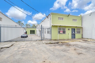 7525 NE 3rd Pl, Miami, FL à louer Photo intérieure- Image 2 de 9