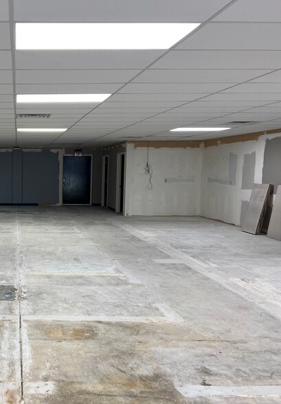 2949 E Chestnut Expy, Springfield, MO for lease - Interior Photo - Image 2 of 3