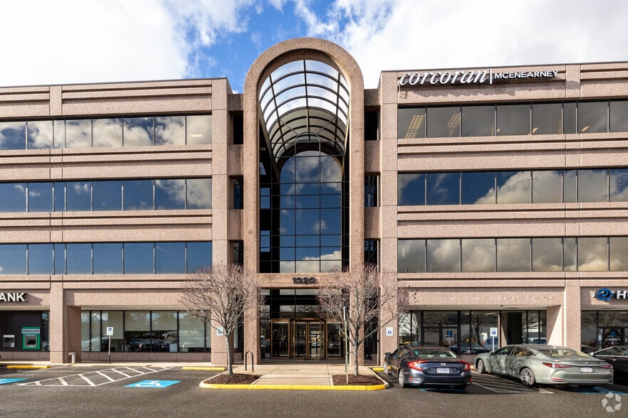 1320 Old Chain Bridge Rd, McLean, VA à louer - Photo du bâtiment - Image 3 de 14