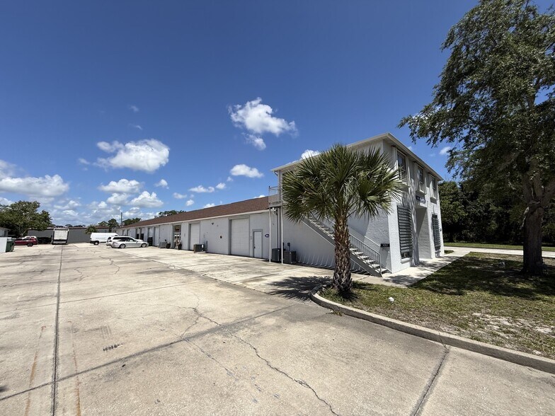 700 Atlantis Rd, Melbourne, FL à louer - Photo du bâtiment - Image 3 de 3