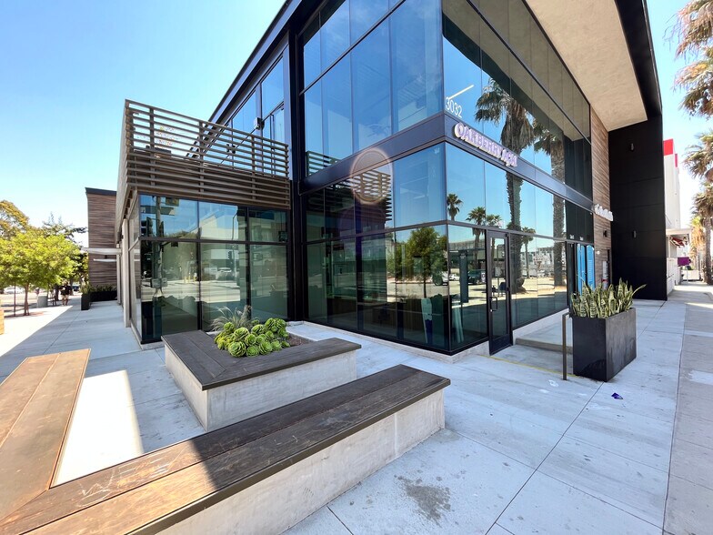 3032 Wilshire Blvd, Santa Monica, CA à louer - Photo du bâtiment - Image 3 de 7