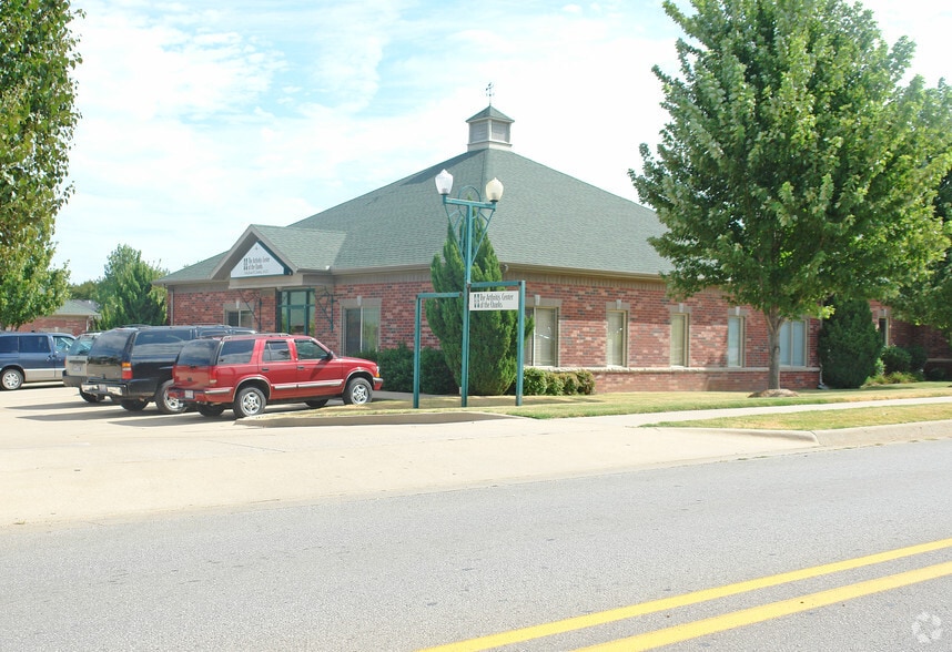 8 Sunbridge Dr, Fayetteville, AR for lease - Primary Photo - Image 1 of 2