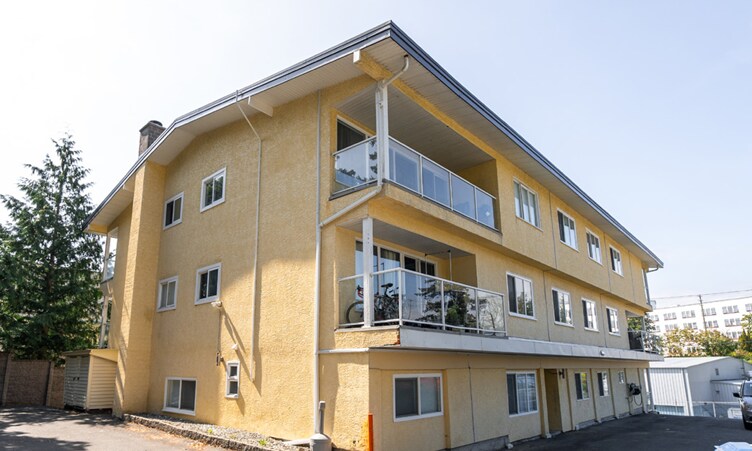 741 Admirals Rd, Victoria, BC à vendre - Photo du bâtiment - Image 2 de 7