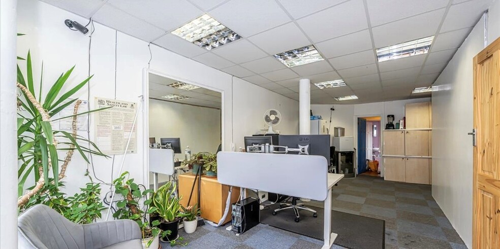 134-136 West End Ln, Londres à louer - Photo du bâtiment - Image 3 de 6