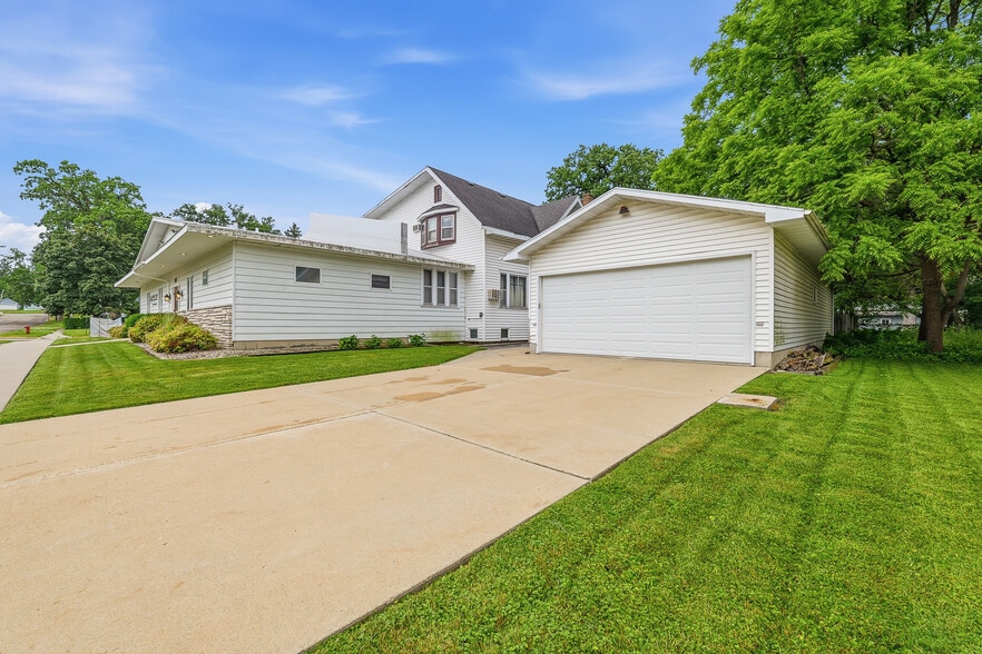 181 S Main St, Markesan, WI à vendre - Photo principale - Image 1 de 69