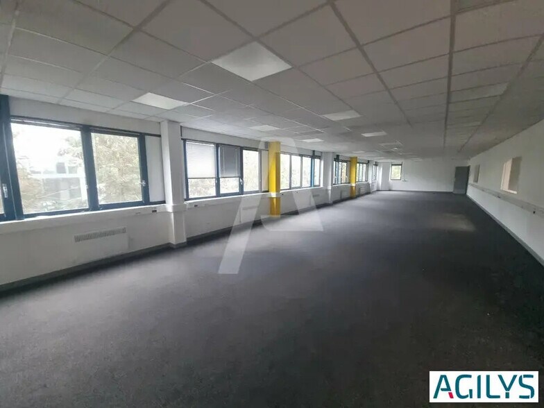 Flex in Fresnes for lease - Interior Photo - Image 2 of 6