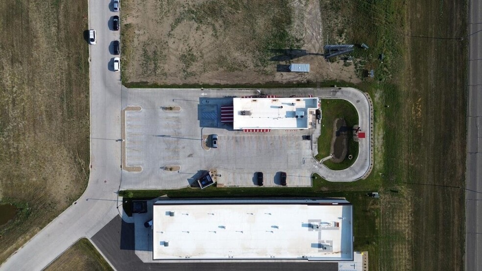 5511 Tree Top Ln, Bismarck, ND for sale - Building Photo - Image 2 of 8