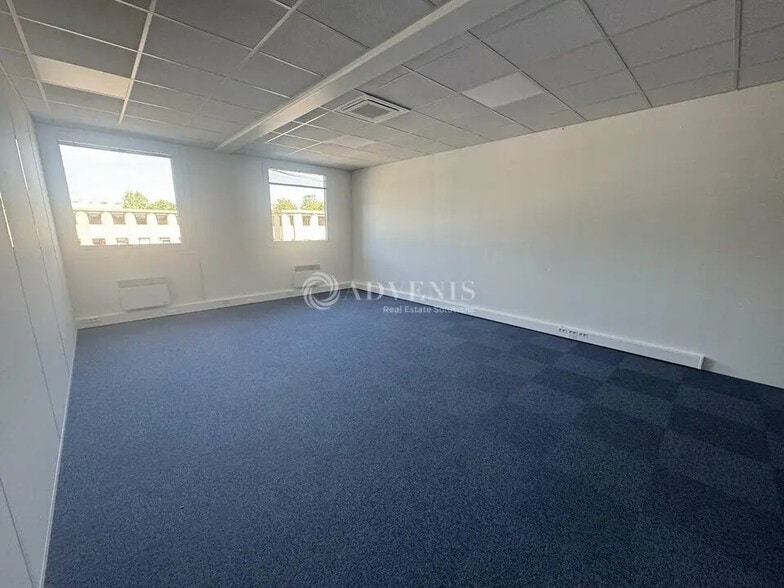 Office in Tremblay-en-France for lease - Interior Photo - Image 3 of 6