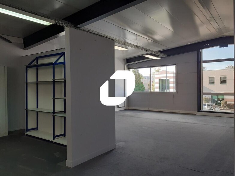 7 Rue De La Distillerie, Villeneuve-d'Ascq for lease - Interior Photo - Image 3 of 7