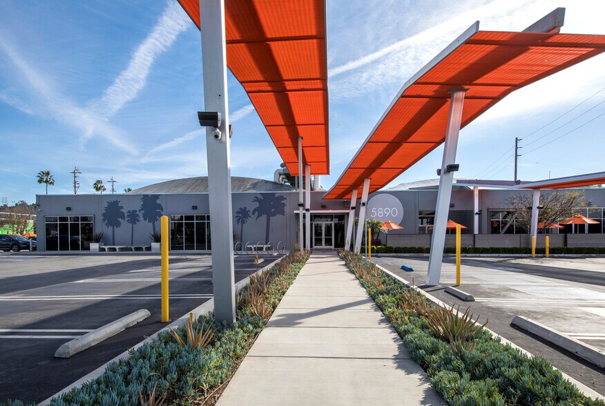 5870 W Jefferson Blvd, Los Angeles, CA à louer - Photo du bâtiment - Image 3 de 22
