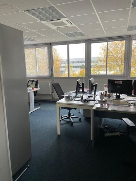 Office in Trappes for sale - Interior Photo - Image 3 of 8