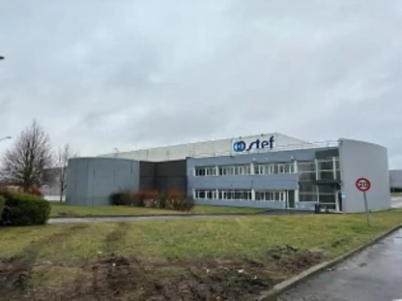 Office in Saint-Ouen-l'Aumône for lease - Building Photo - Image 2 of 8