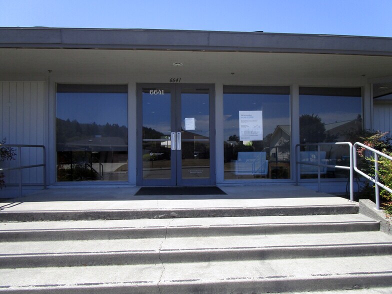 6637-6641 Oakmont Dr, Santa Rosa, CA à louer - Photo du bâtiment - Image 3 de 3