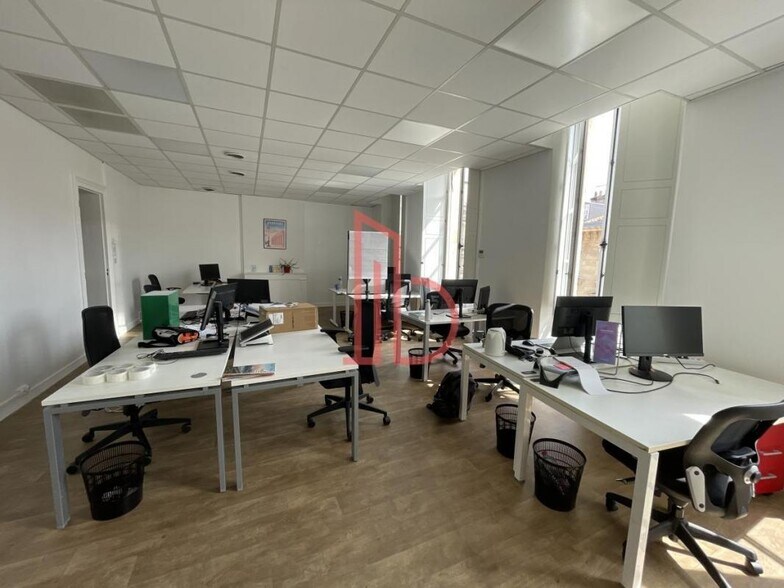 Office in Bordeaux for lease - Interior Photo - Image 1 of 5